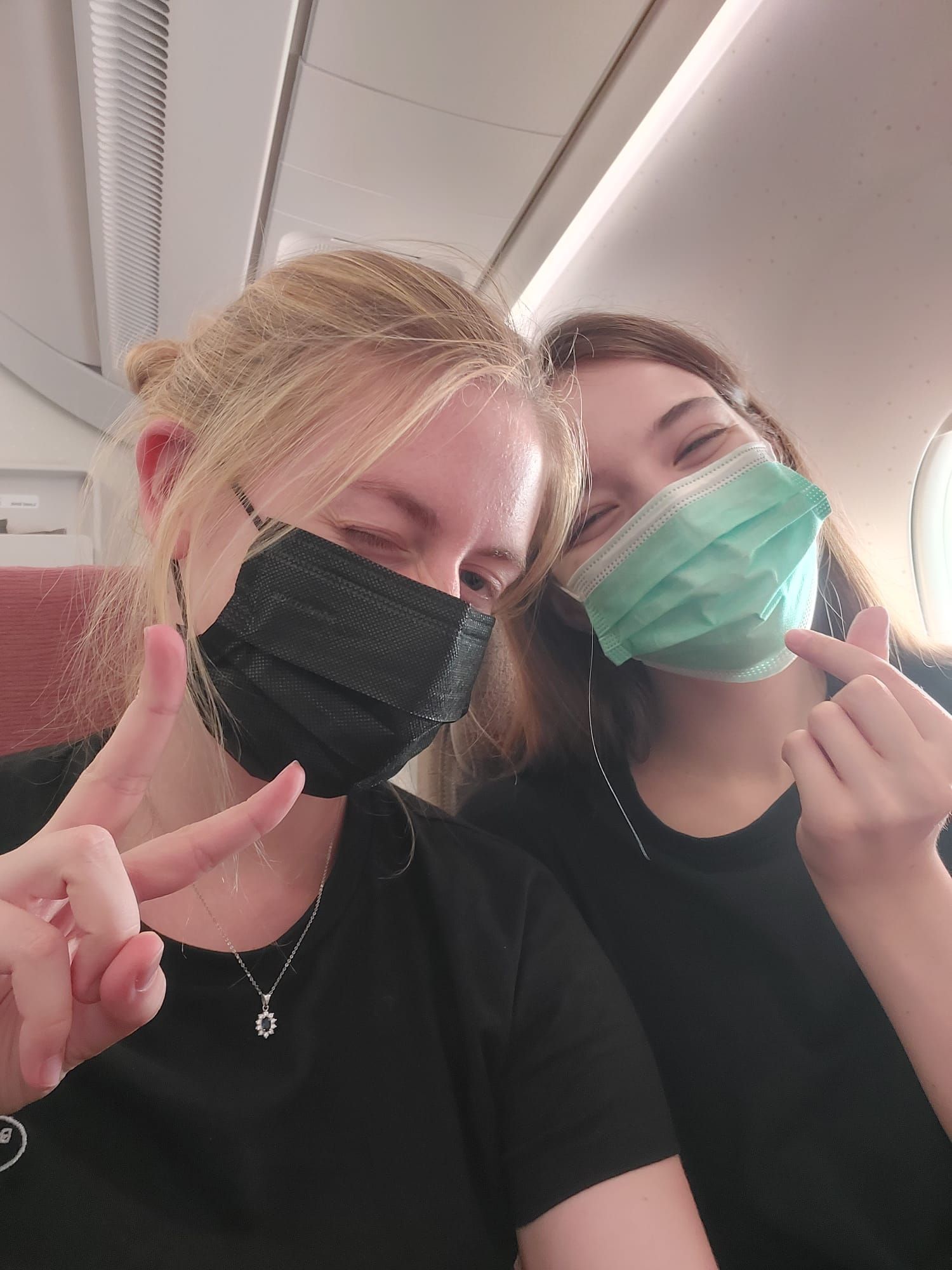 Celine und ich im Flugzeug nach Seoul